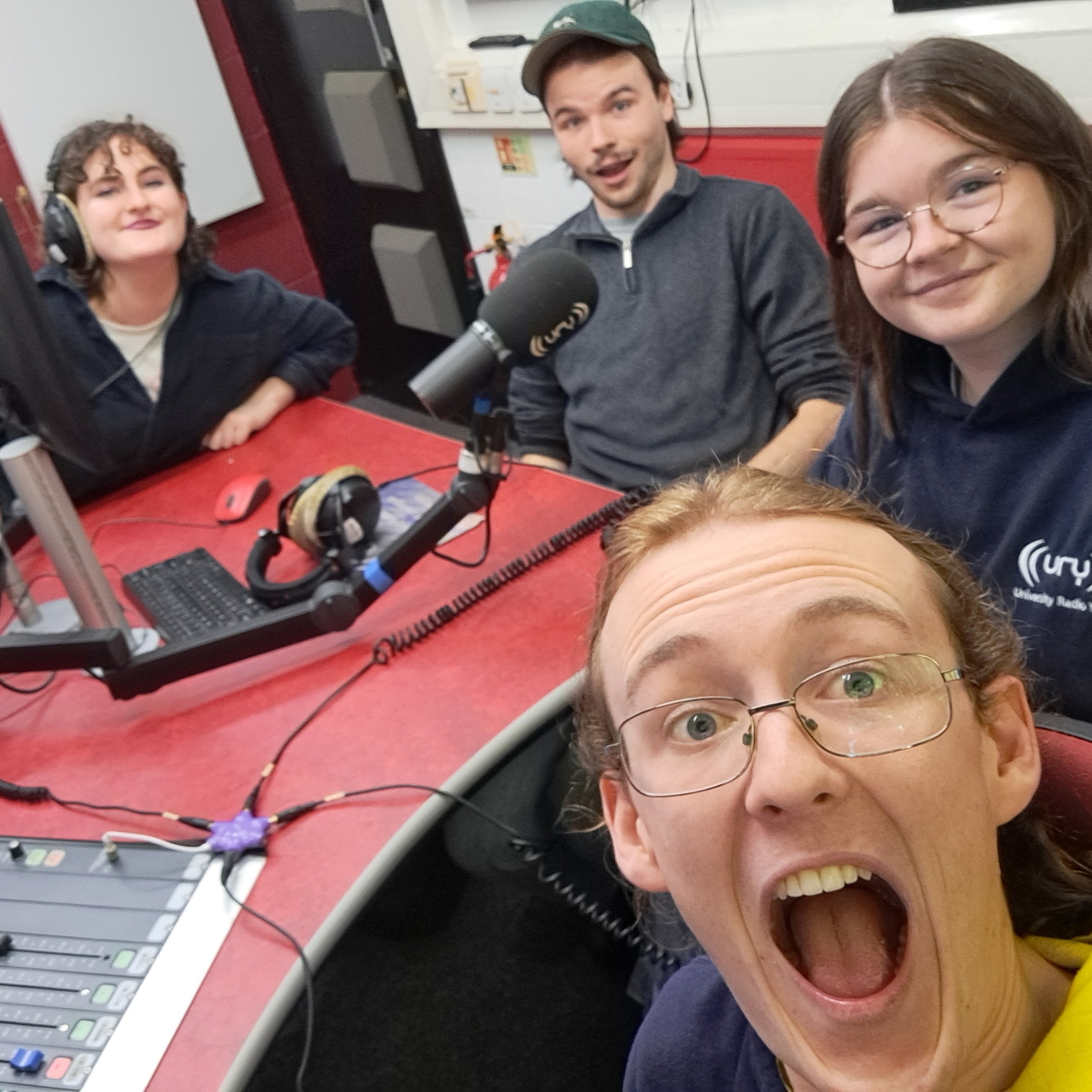 Dee, Liz, Sam and Erin decide to do a show only 3 minutes before it starts Logo